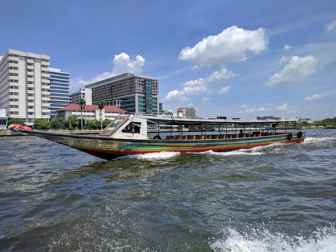 Barcă pe râul Chao Phraya în Bangkok