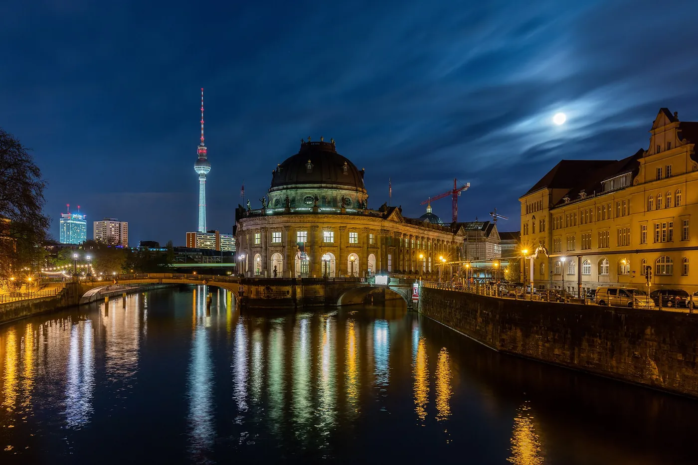 Muzeum Bodego i Sprewa nocą w Berlinie