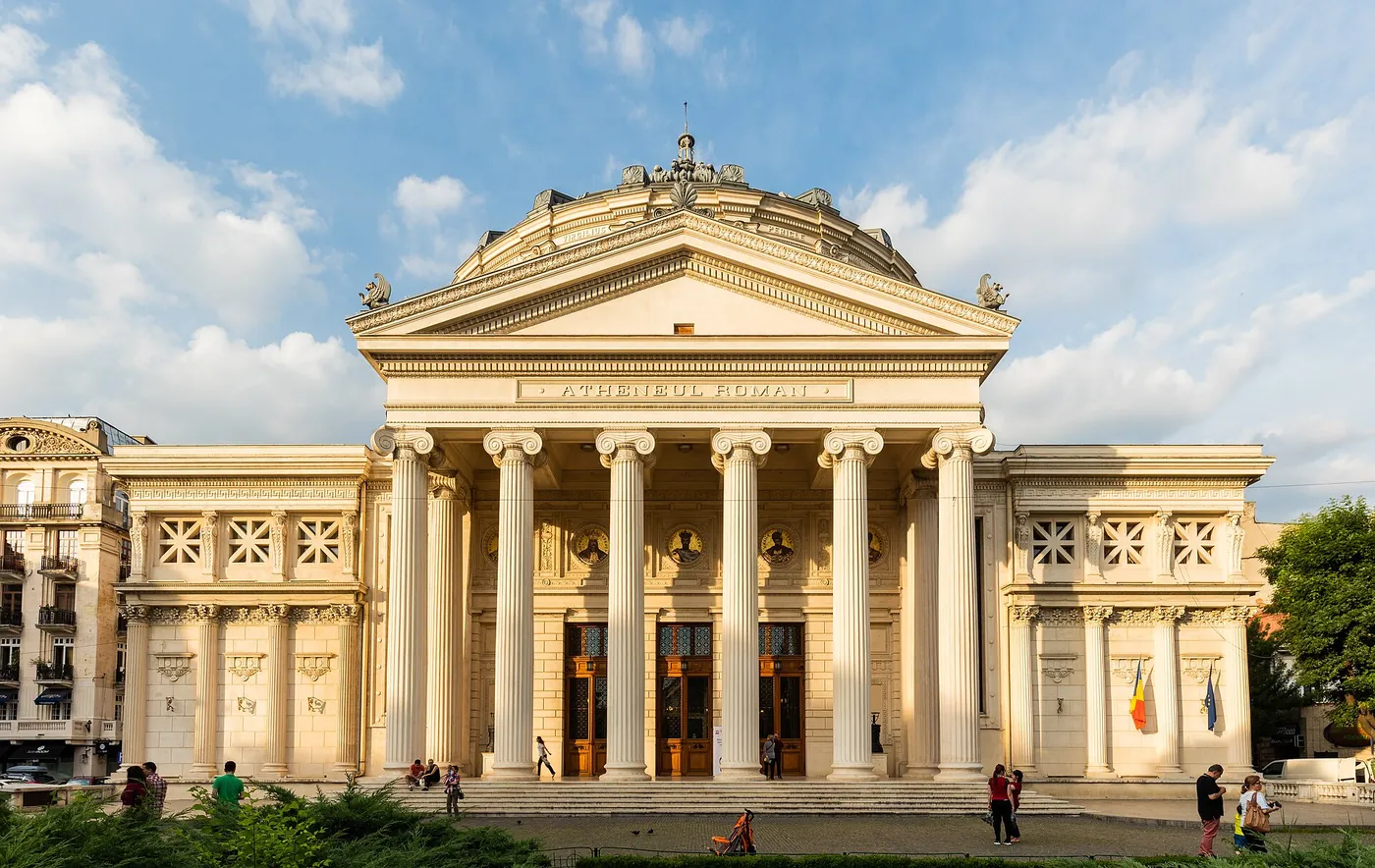 Façade et colonnes de l’Athénée roumain à Bucarest