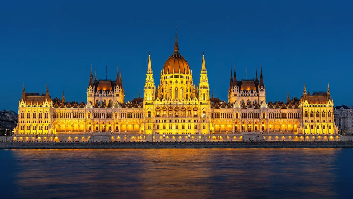 Le Parlement hongrois illuminé au bord du Danube à Budapest