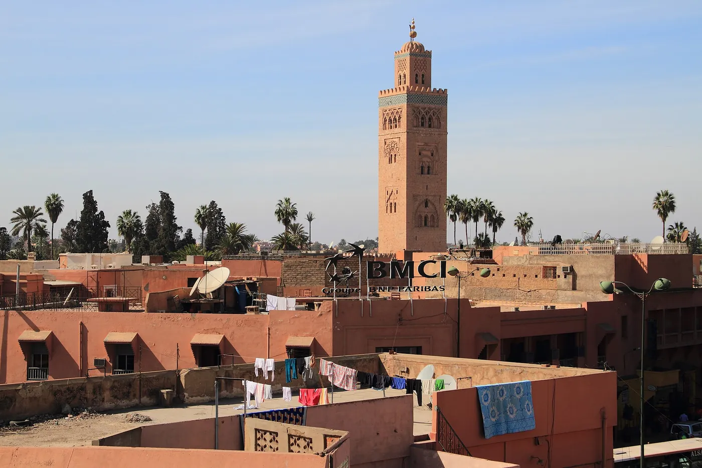 Minaretul Koutoubia și acoperișuri din Marrakech