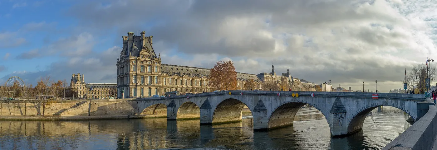 Sena, podul Pont Royal și Luvrul din Paris