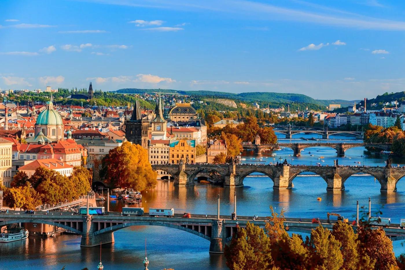 Ponts sur la Vltava et toits de Prague