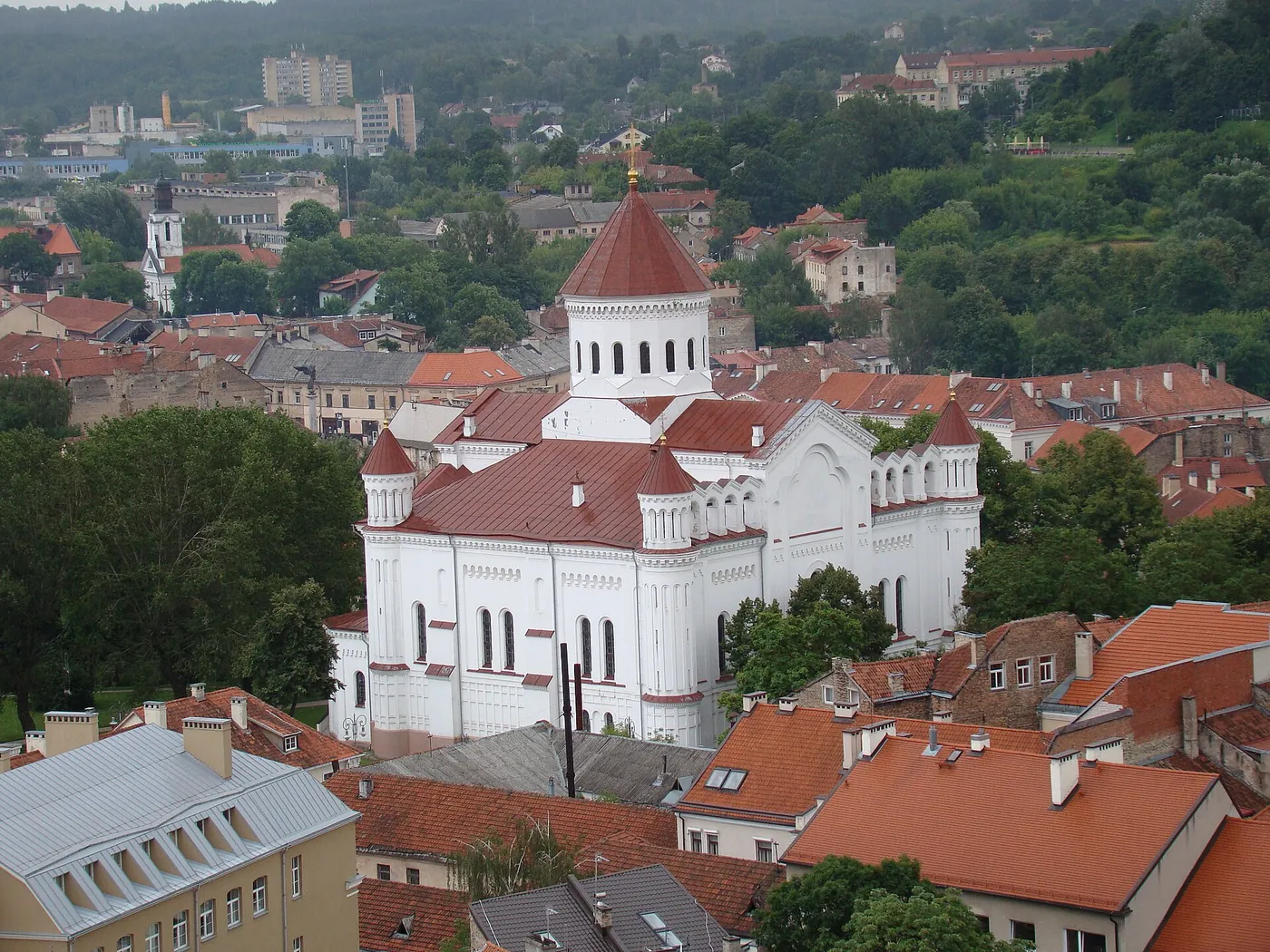 Église et toits de la vieille ville de Vilnius